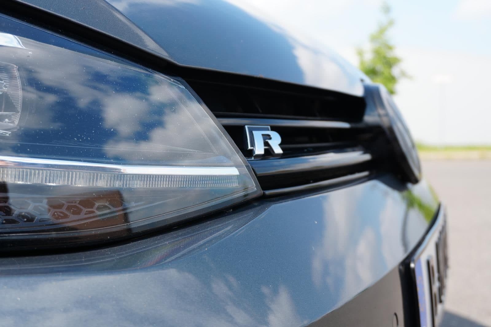 Detailaufnahme Kühlergrill und Scheinwerfer eines VW Golf R