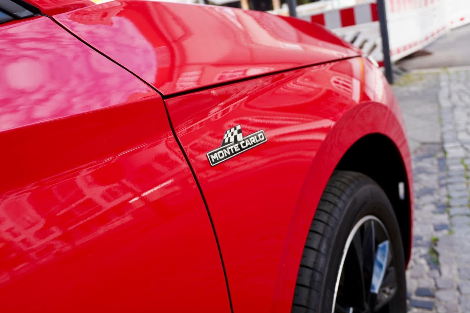 Detailaufnahme Monte-Carlo-Schriftzug an der Fahrzeugflanke