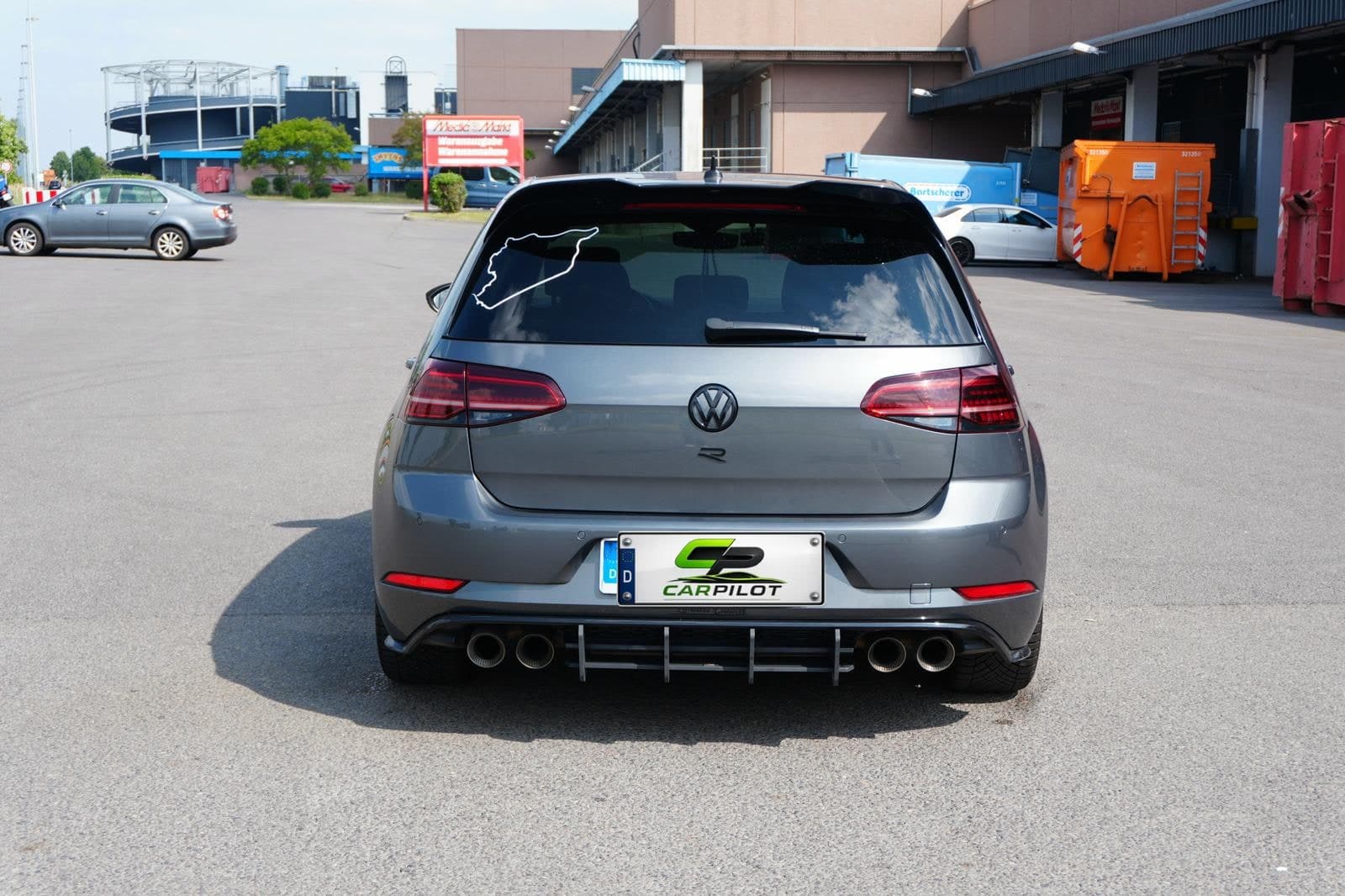 VW Golf R von hinten mit Carpilot-Kennzeichenhalter