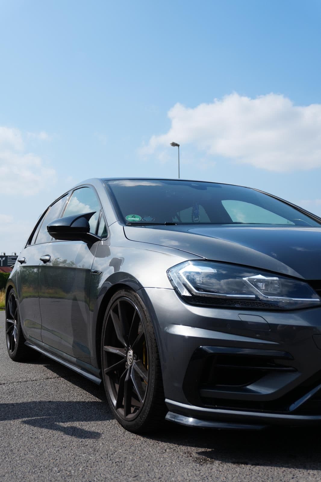 VW Golf R von schräg unten fotografiert