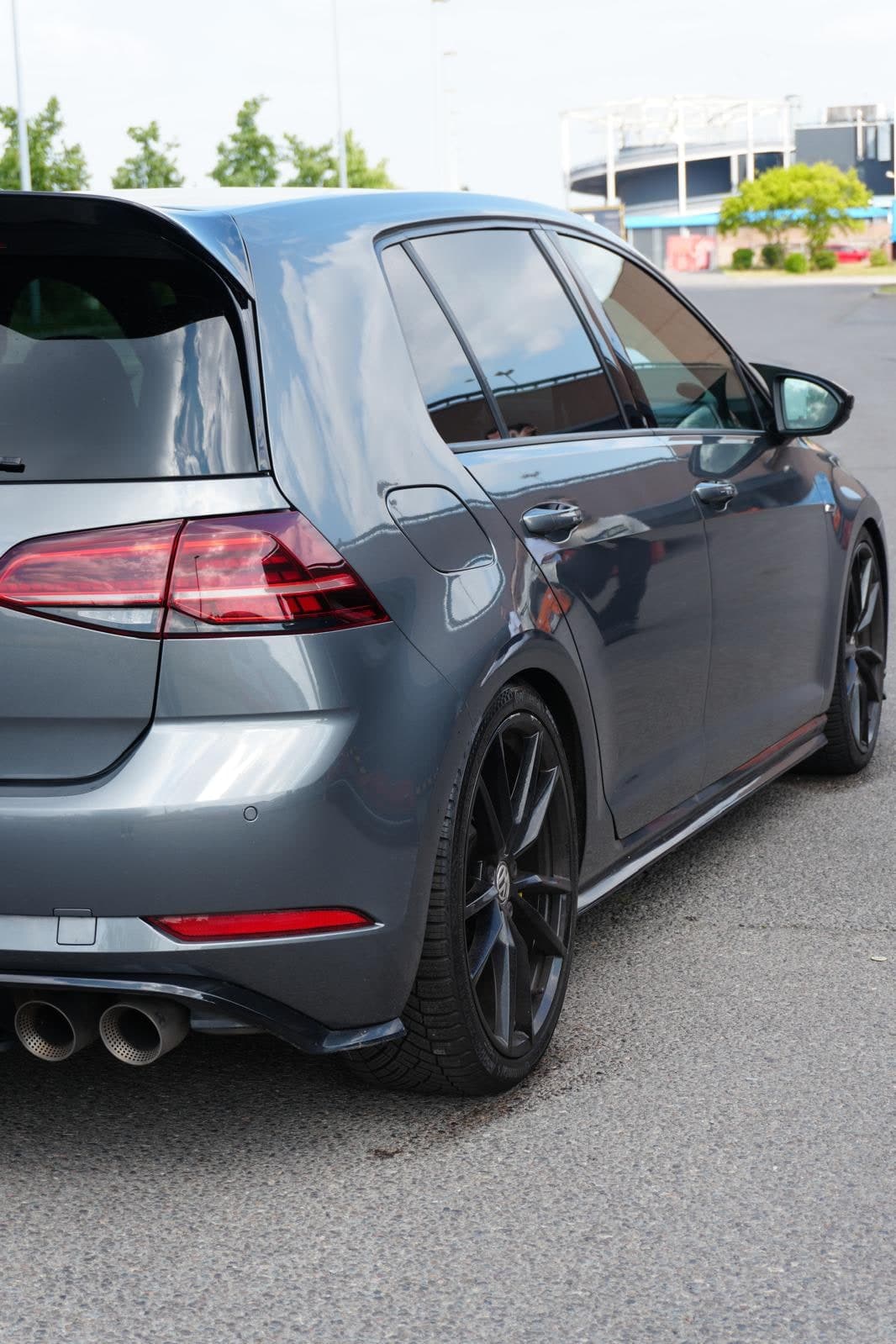 VW Golf R, Seitenansicht mit Felgendetail
