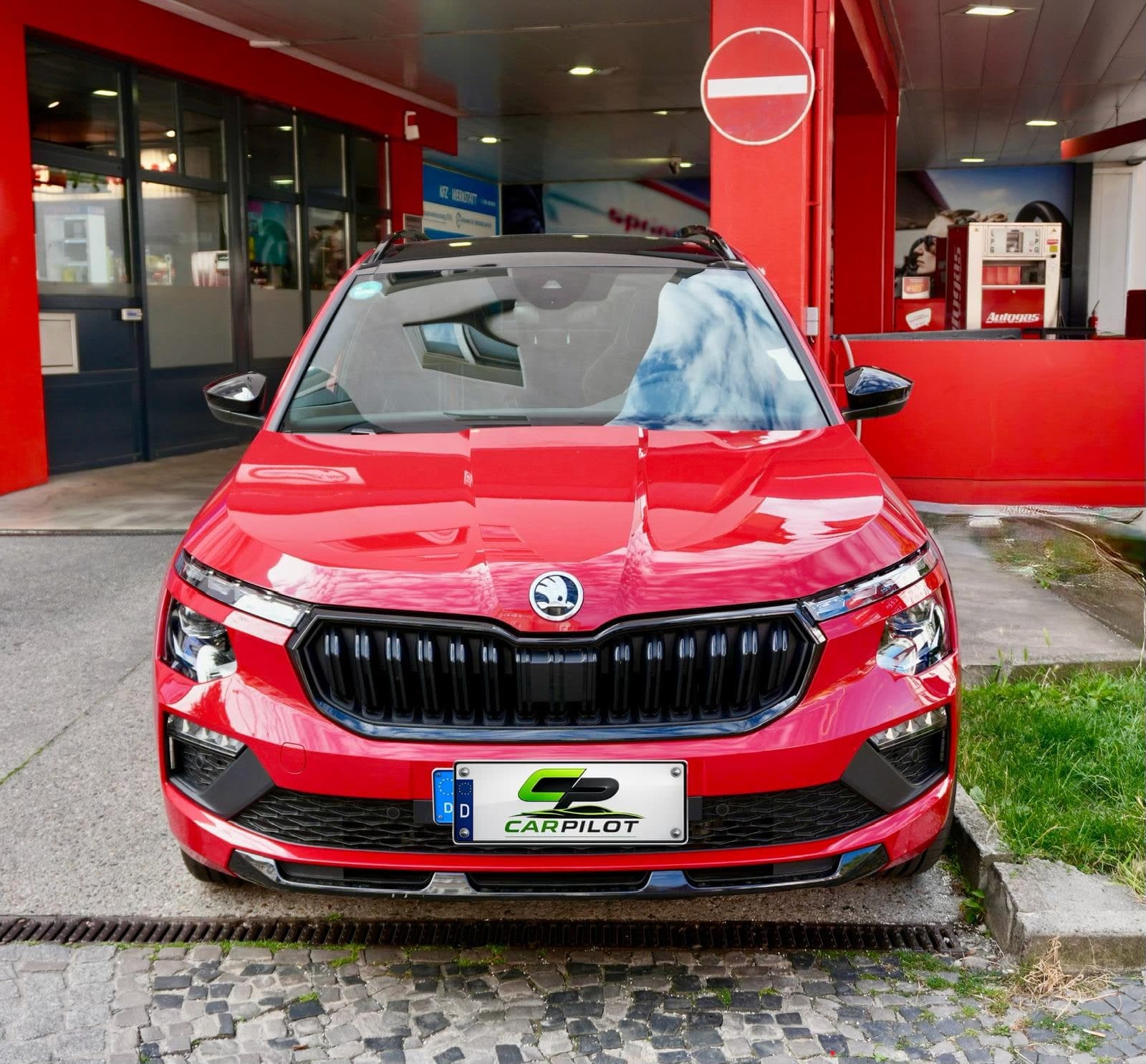 Škoda Kamiq, Frontansicht an einer Tankstelle